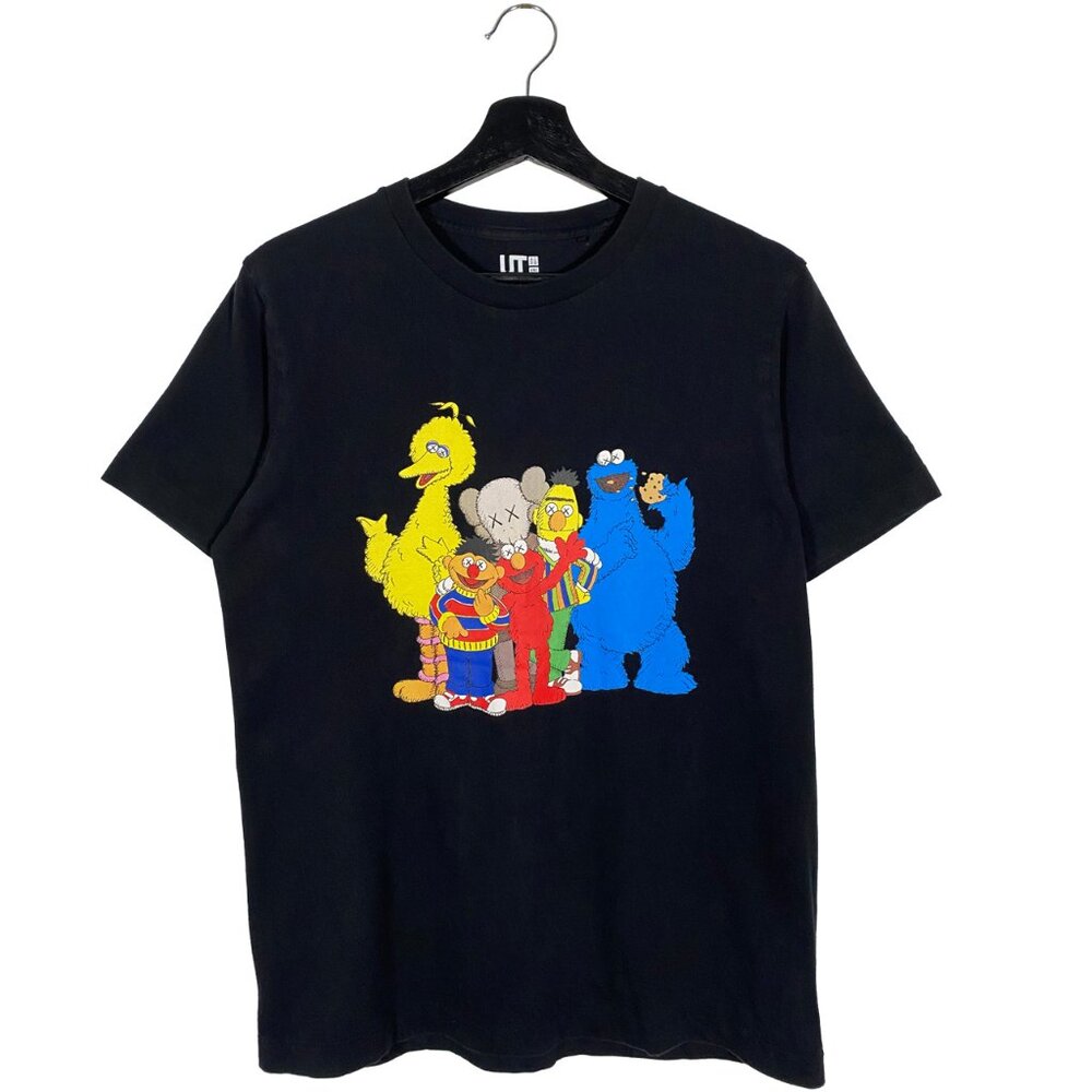 KAWS x Uniqlo x Sesame Street Character Companion Tee Black mens size small